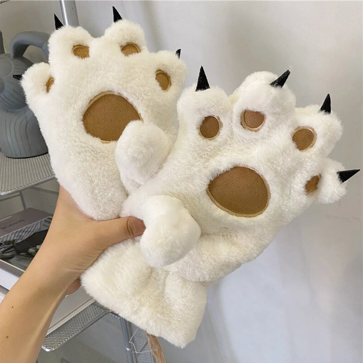 Guantes de peluche con forma de pata de oso: ¡calidez y encanto para tus manos!