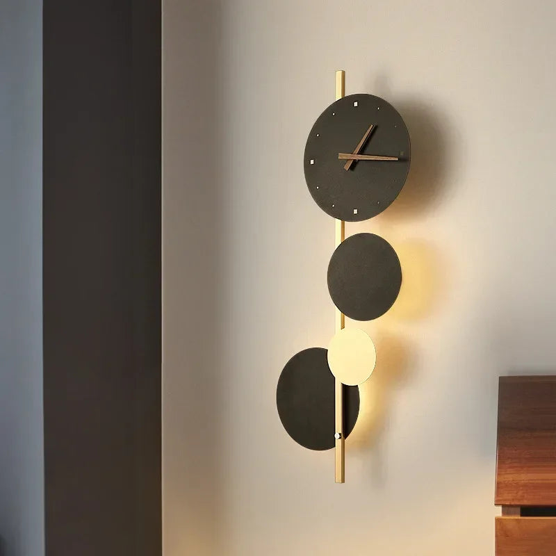 Elegancia moderna: lámpara de pared con reloj LED para cualquier espacio